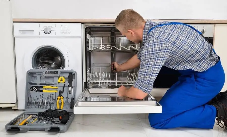 Adapazarı Beko servisi teknisyen ekibi beyaz eşya tamiri yaparken